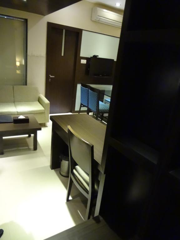 Hotel Capitol Thane Esterno foto