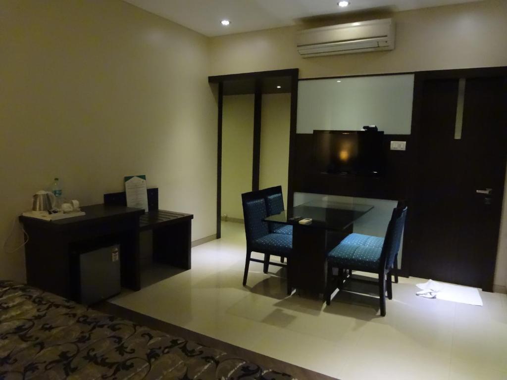 Hotel Capitol Thane Esterno foto