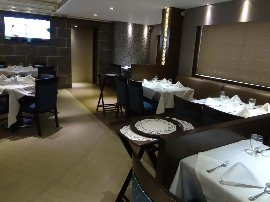 Hotel Capitol Thane Esterno foto