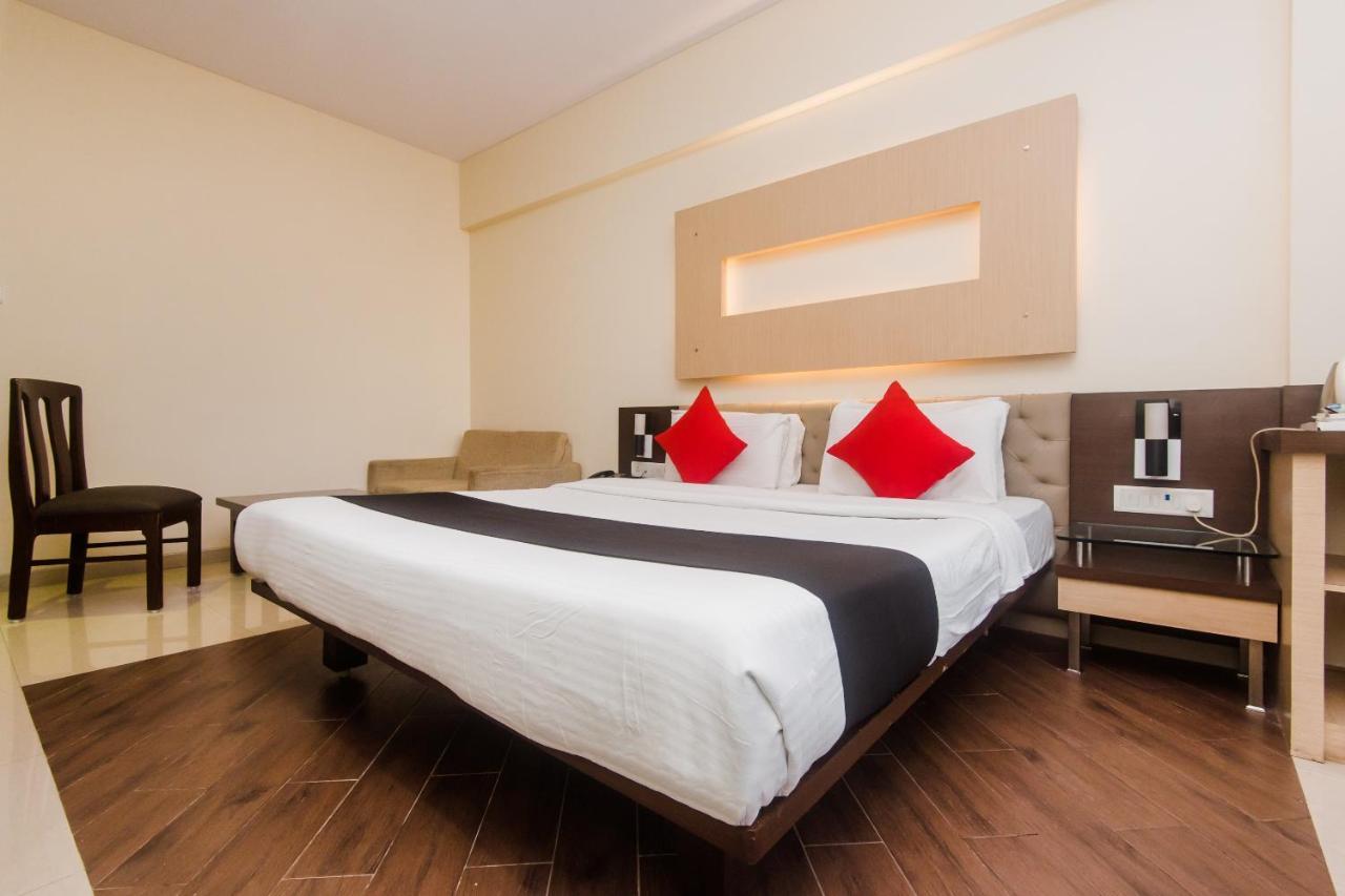 Hotel Capitol Thane Esterno foto