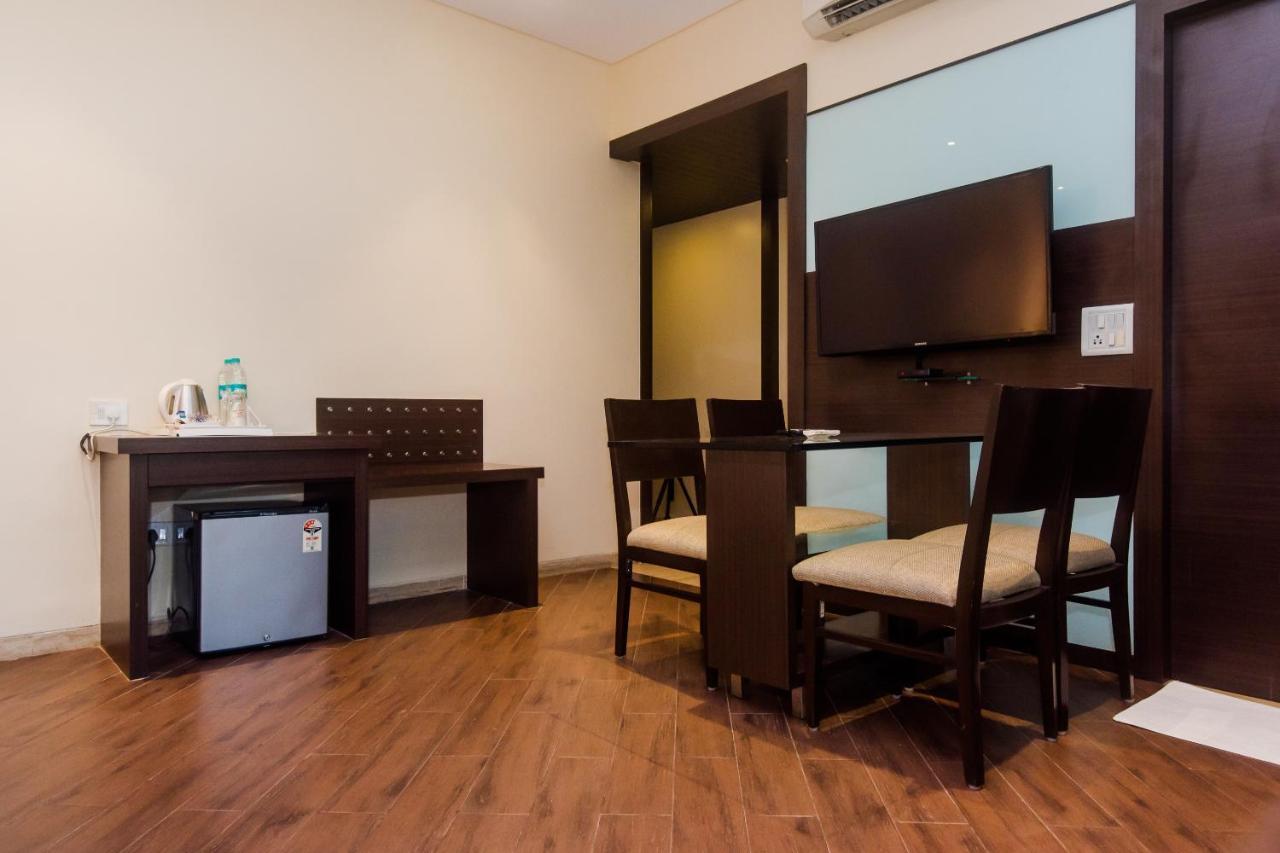 Hotel Capitol Thane Esterno foto