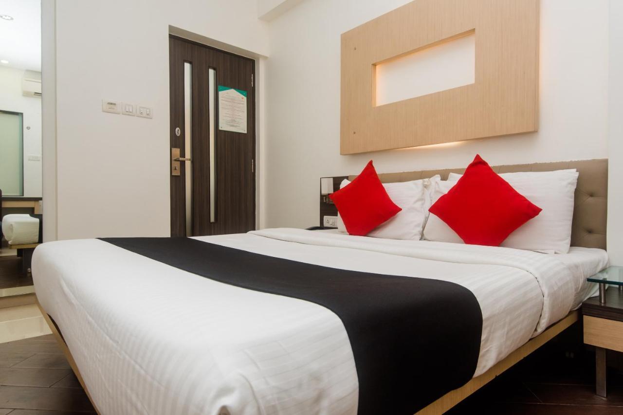 Hotel Capitol Thane Esterno foto