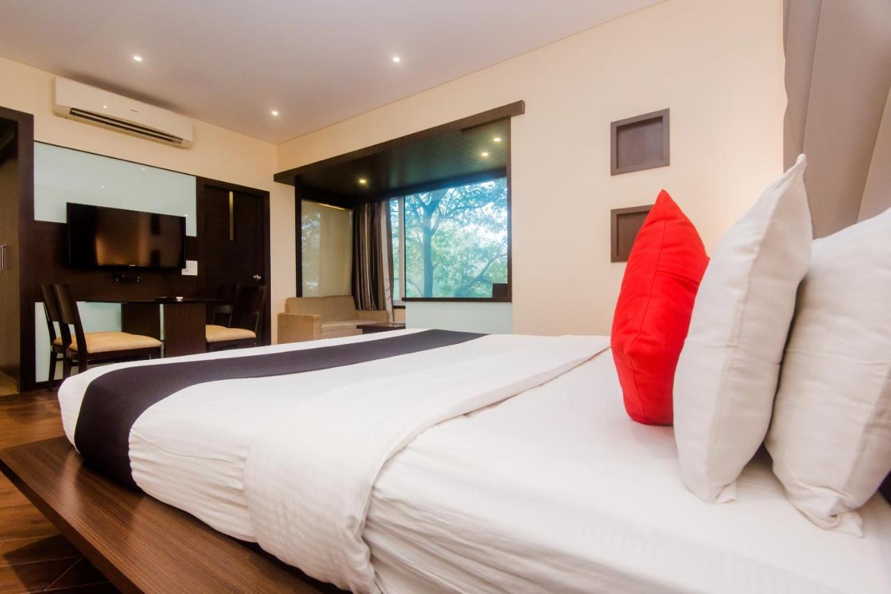 Hotel Capitol Thane Esterno foto