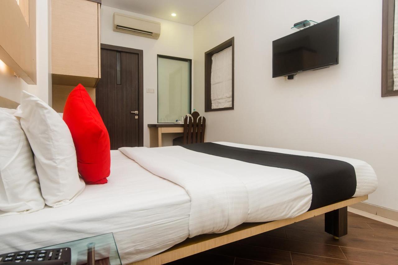 Hotel Capitol Thane Esterno foto