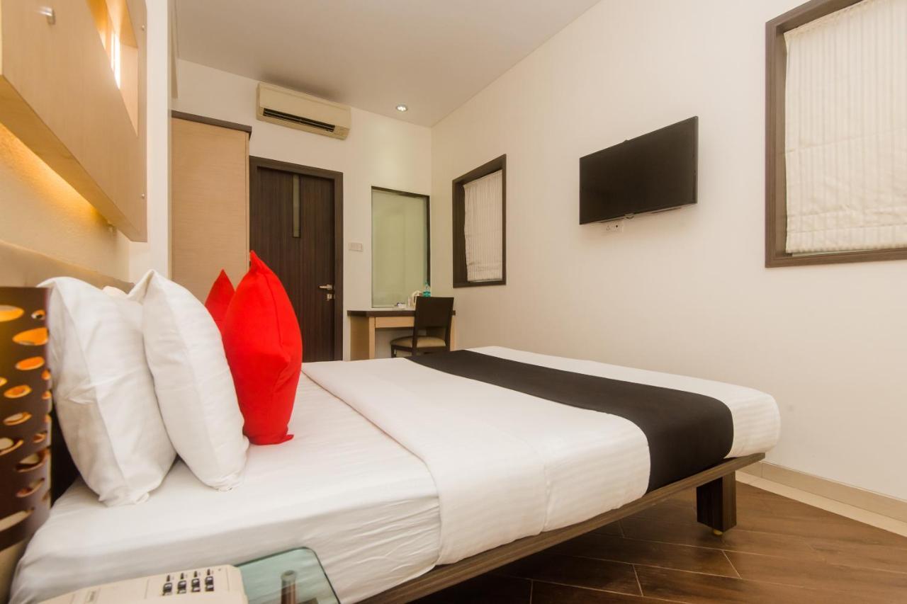 Hotel Capitol Thane Esterno foto